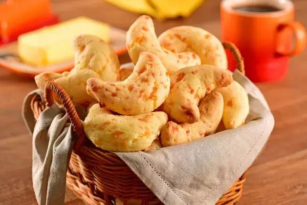 imagem de uma cesta recheada de chipa (parecida com pão de queijo) paraguaiana
