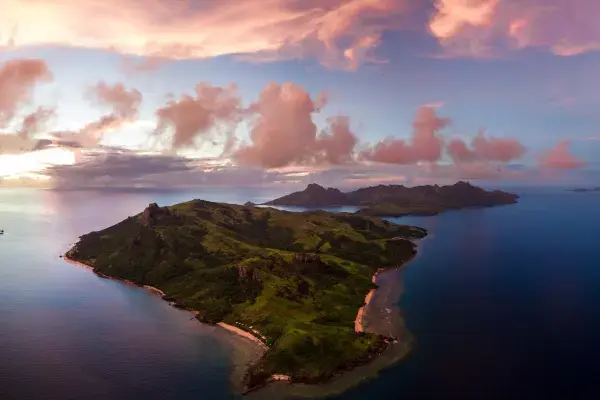 Por do sol e vista da ilha de Yasawa