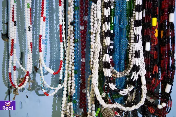 cordões religiosos coloridos