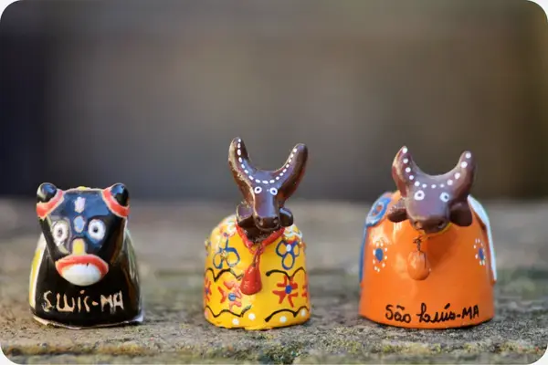 tres bois artesanatos simbolizando os reais do evento