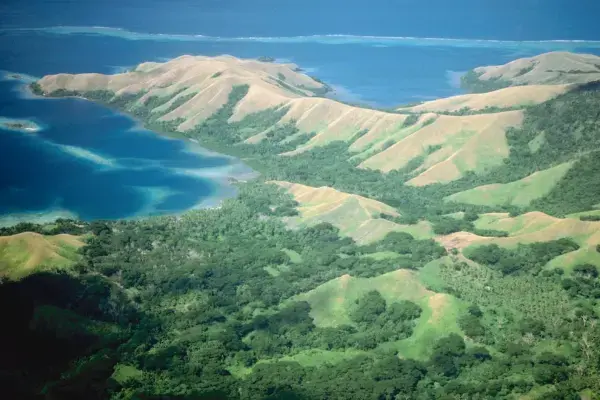 Paisagem de montanhas e mar da Ilha de Vanua Levu