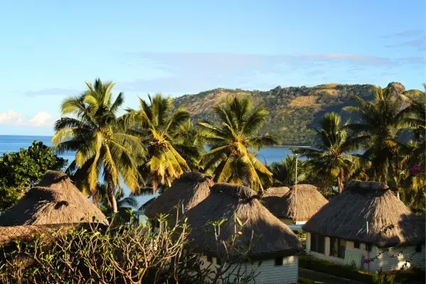 Casas típicas de Fiji em Resort das ilhas