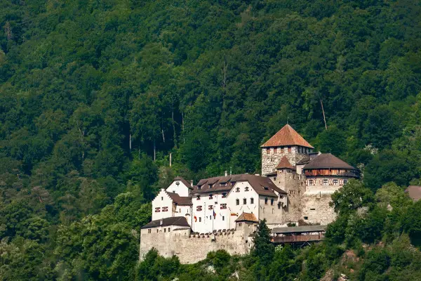 Castelo de Vaduz em meio a árvores