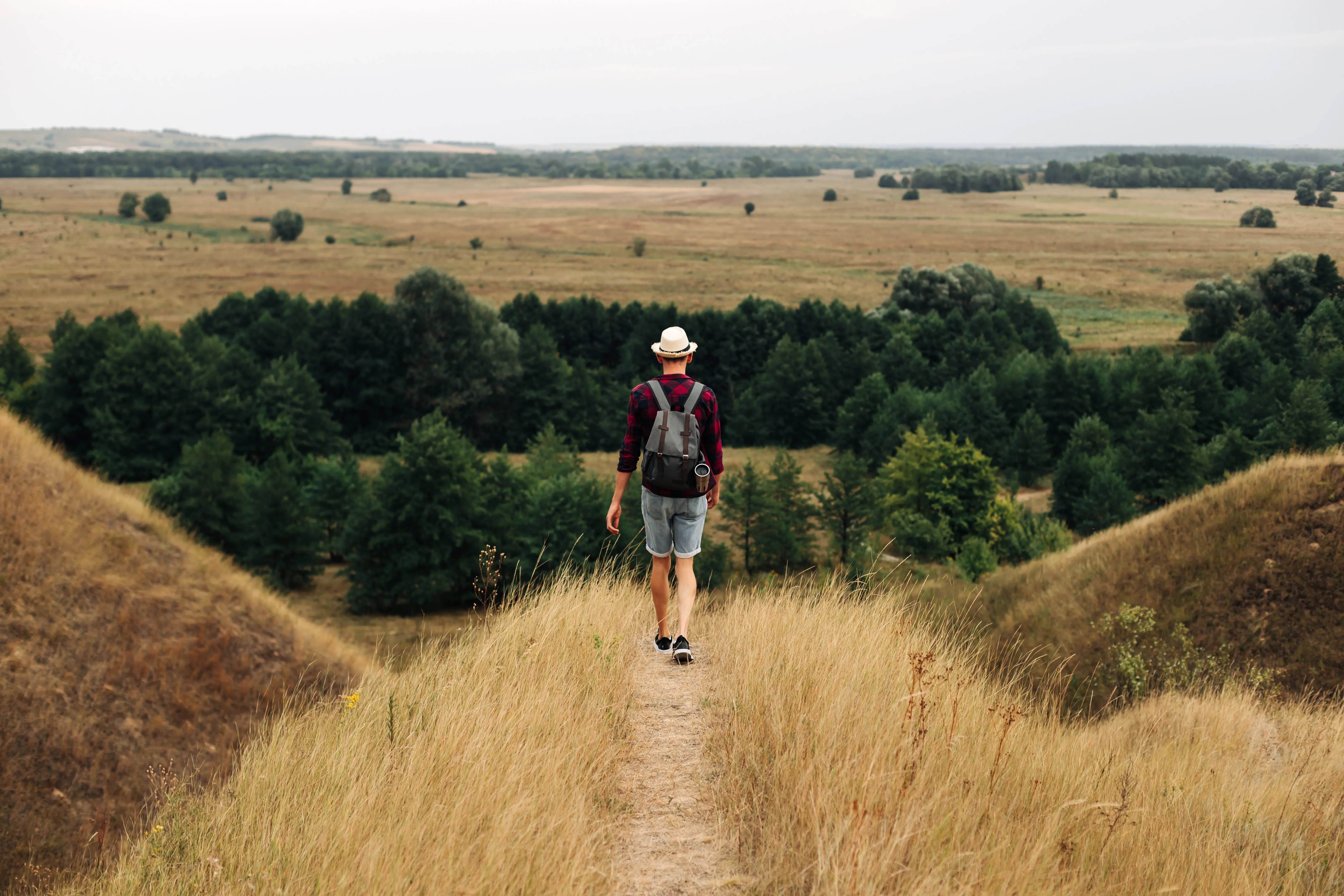 turista caminhando na trilha