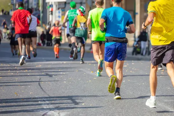 Pessoas correndo em corrida de rua (Fonte: Adobe Stock)