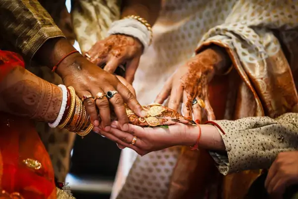 Mulheres indígenas dando as mãos unidas