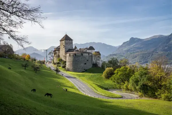 Castelo em meio a paisagem, em Liechtenstein