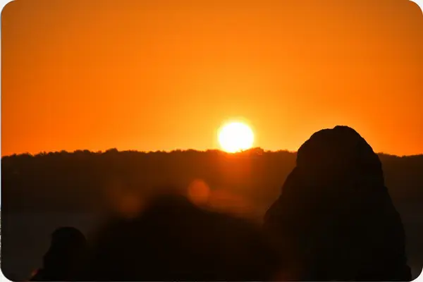 Por do sol em paisagem alaranjada