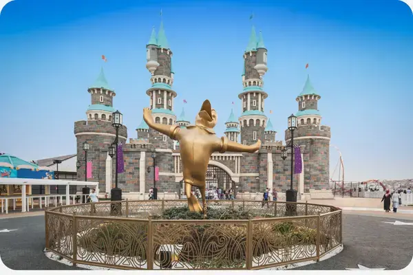 Disney na China, imagem da entrada com o globo do pato donald