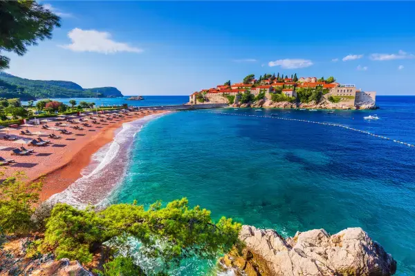 Sveti Stefan em Montenegro (Fonte: Canva)
