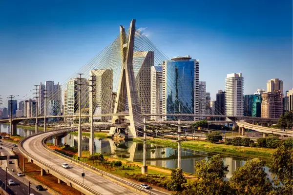 vista da ponte estaiada de SP