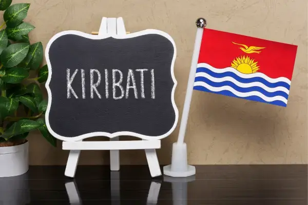 Bandeira e quadro escrito em giz o nome Kiribati