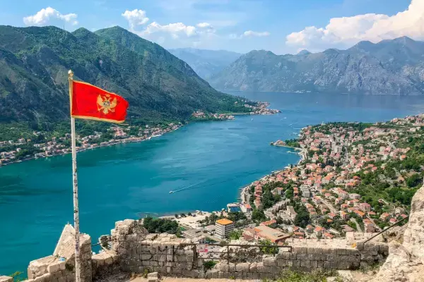 Vista de Kotor e bandeira de Montenegro (Fonte: Canva)