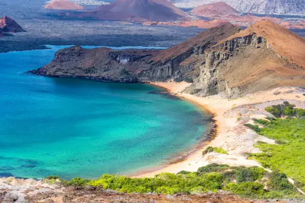 Vista de praia em Galápagos, Equador (Fonte: Canva)