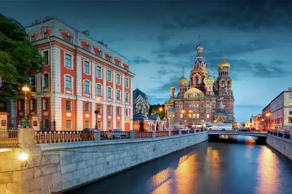 imagem de uma rua com edificios vermelhos, azuis e branco