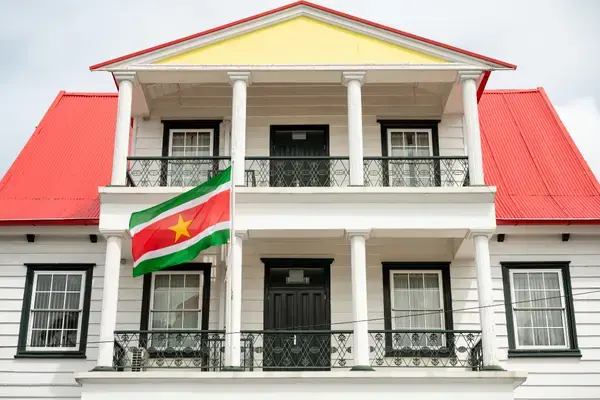 Casa com bandeira de Suriname