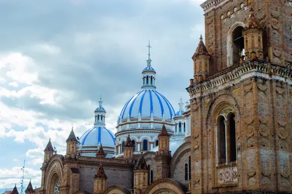 Catedral de Cuenca, no Equador (Fonte: Canva)