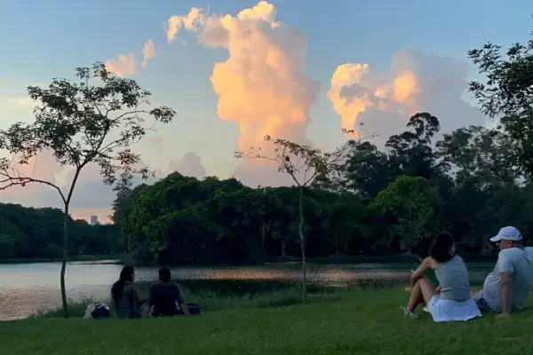 pessoas sentadas em frente a lagoa do ibirapuera