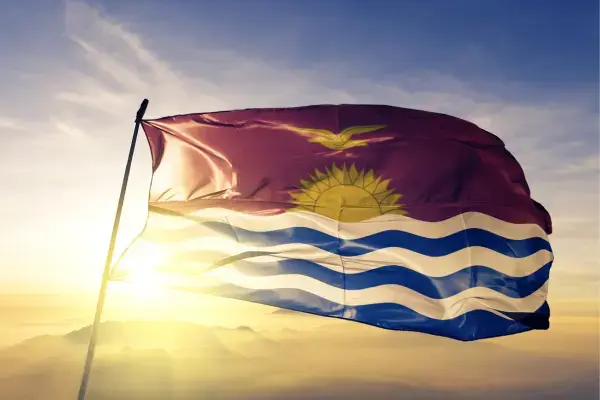 Bandeira do Kiribato se movendo ao vento com paisagem do céu ao fundo