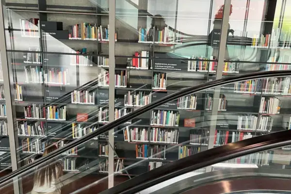 imagem de uma biblioteca de fundo