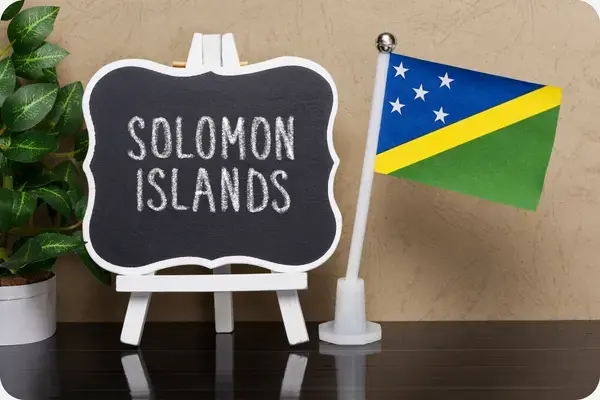 Bandeira da ilhas Salomão ao lado de um quadro negro