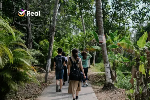 turistas caminhando na trilha