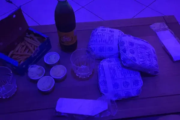 hamburgueres em cima da mesa