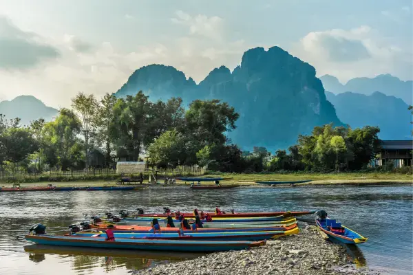 Lago em Vang Vieng (Fonte: Canva)