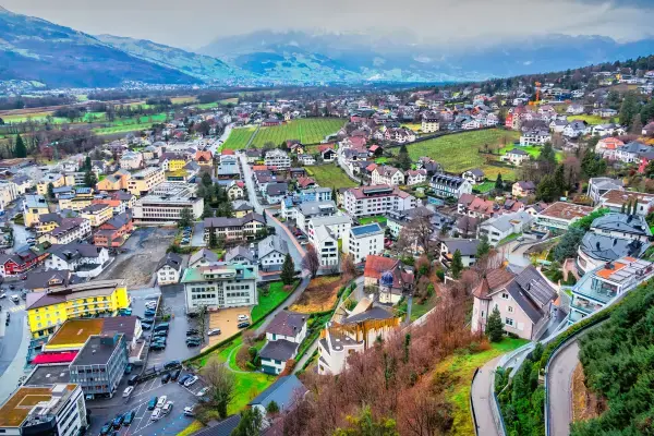 Vista panorâmica de Vaduz, capital de Liechtenstein