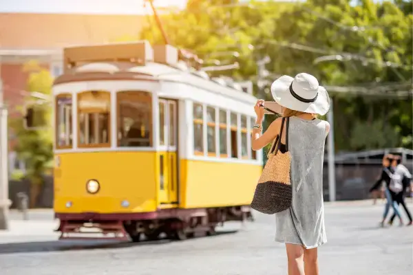 Mulher turistando em Lisboa, Portugal