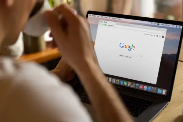 Tela de notbook mostrando a página de busca da google