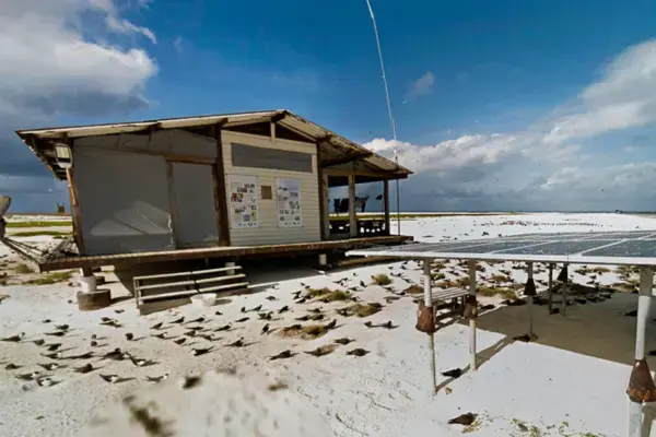 Casa que abriga os pesquisadores no Atol das Rocas (Fonte: Google Streetview)