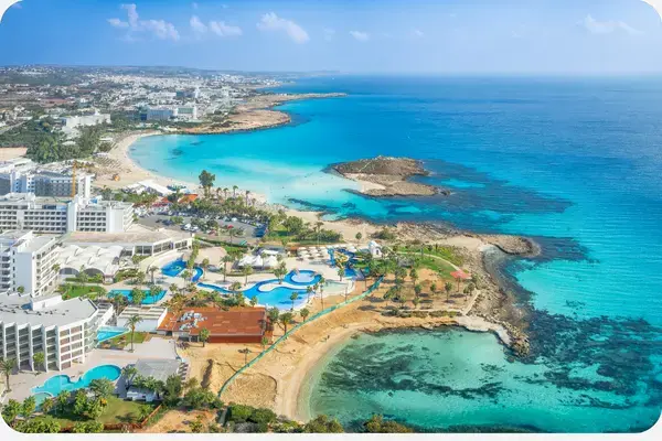 Visão aérea da costa litoral do Chipre