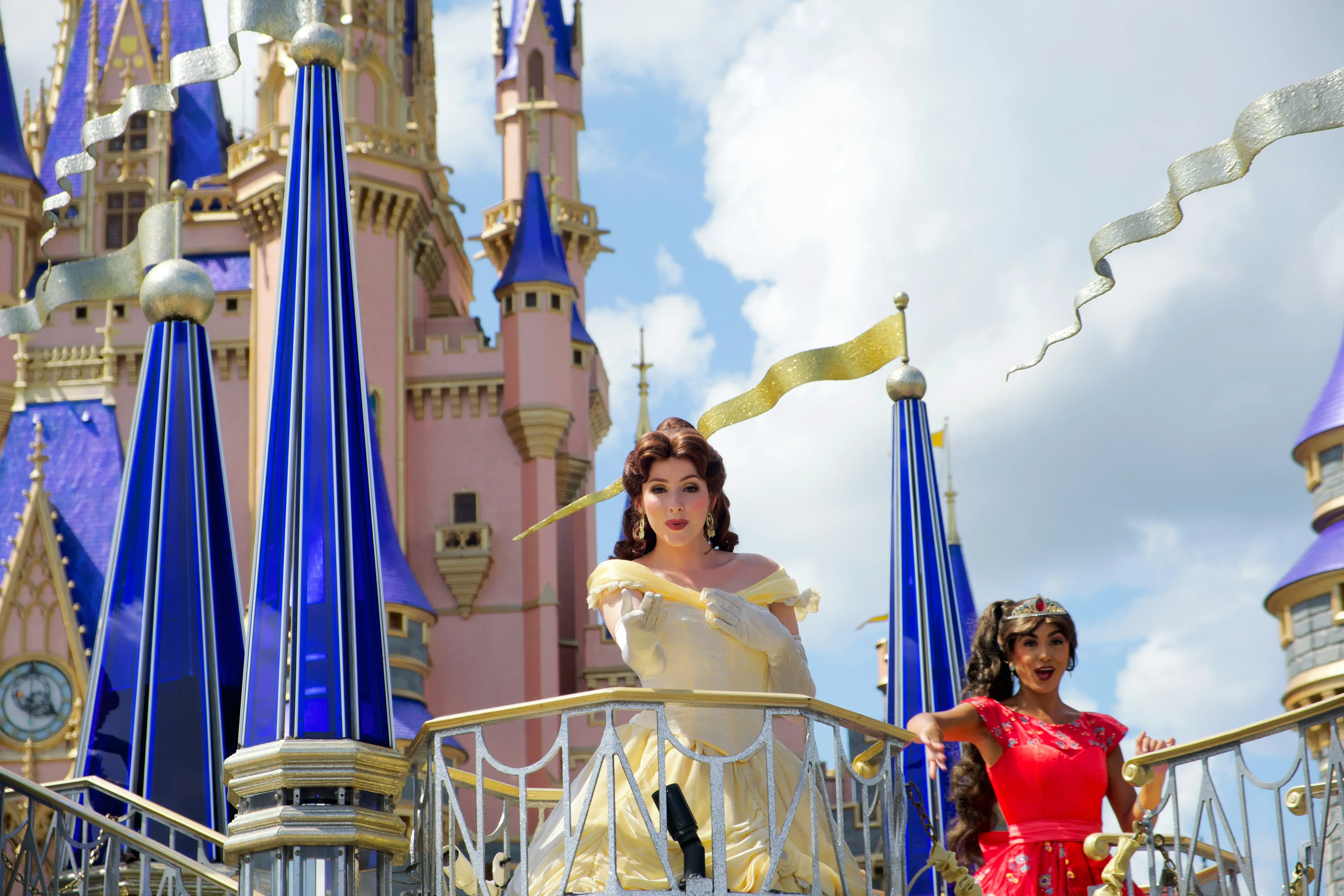 imagem de mulheres fantasiadas de princesas. uma está com vestido amarelo e a outra com um vestido vermelho