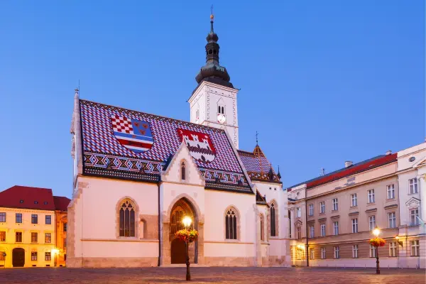 Casa com bandeiras desenhadas em Zagreb, capital da Croácia