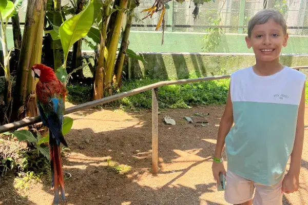 João e a arara no Zoo das Aves (Fonte: Arquivo Pessoal)