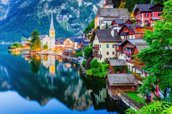 Hallstatt, belo vilarejo, de casas coloridas, a beira de um lago