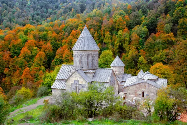 Mosteiro de Haghartsin, na Armênia, em meio a paisagem montanhosa