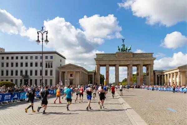 2023 Berlin Marathon and Brandenburg Gate (Fonte: Canva)