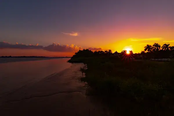 Casa com bandeira de Suriname
