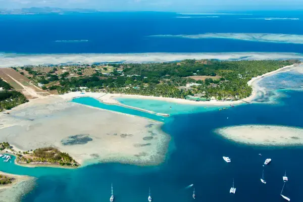 Visão de barcos e praia de ilha em Fiji