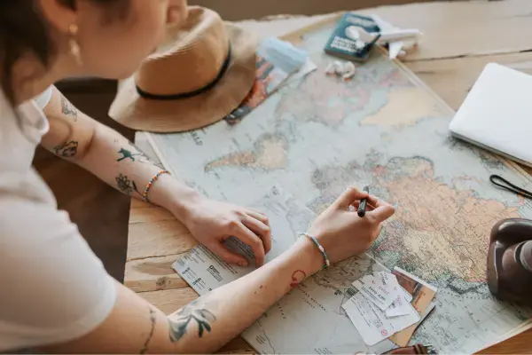 Roteiro de viagem solo com mapa, câmera e celular