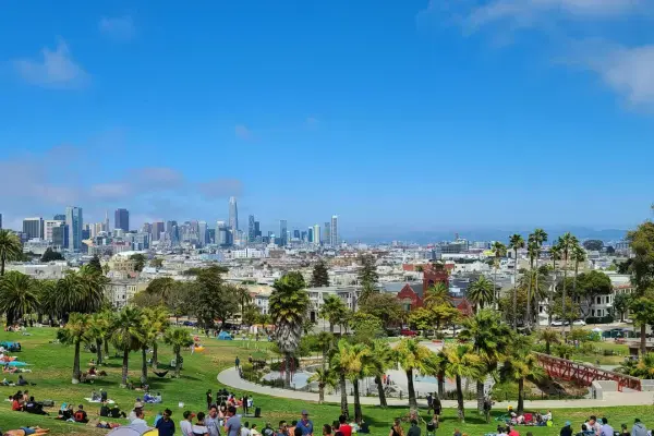 Skyline de San Francisco visto do Dolores Park em dia ensolarado