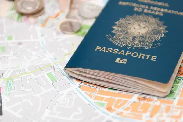 Passaporte e documentos de viagem organizados sobre uma mesa de madeira