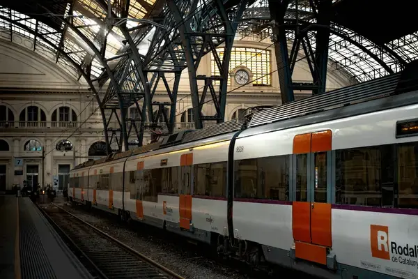Trem Rodalies parado em estação ferroviária na Catalunha