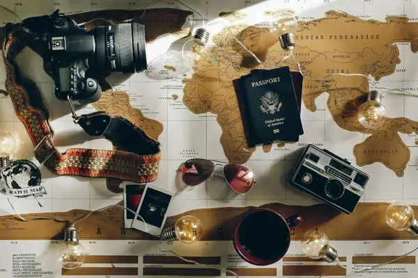 Mapa-múndi com passaporte, câmera e itens de viagem, planejamento seguro viagem