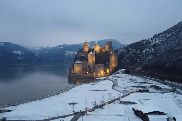 Fortaleza medieval de Golubac iluminada às margens do Danúbio durante o inverno.