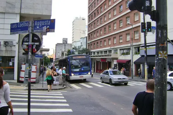 Ônibus e pedestres no cruzamento das ruas Augusta e Luís Coelho, em São Paulo