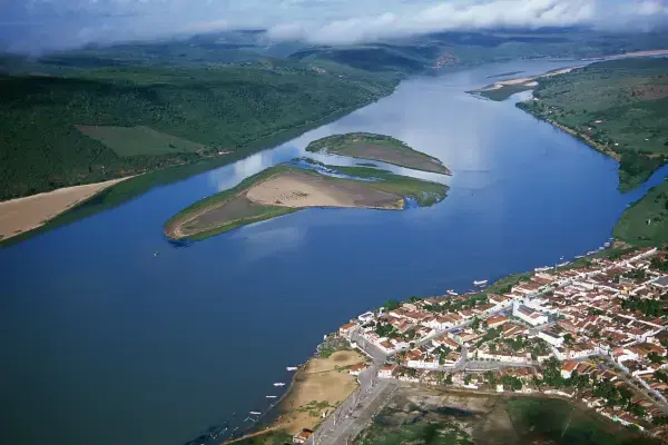 Vista aérea da divisa entre Alagoas e Sergipe na Foz do Rio São Francisco