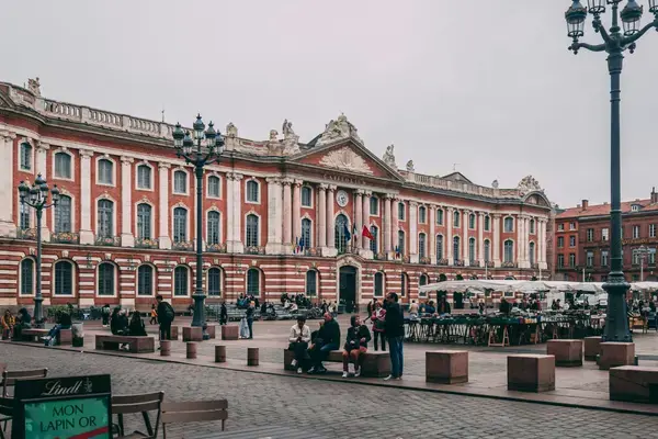 Place du Capitole e prefeitura no centro de Toulouse, França